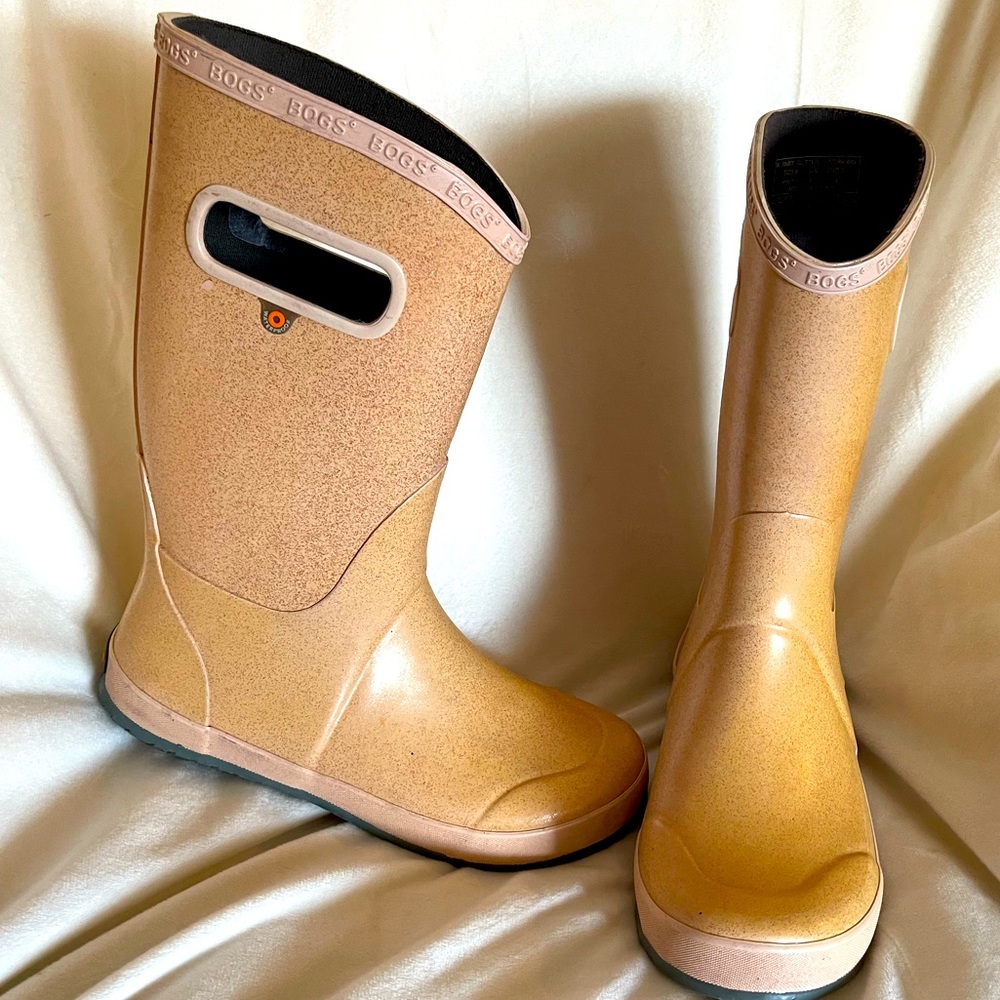 Youth BOGS size 6 used sparkly light pink color